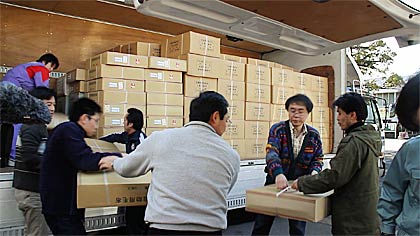 第二庁舎では災害救助用毛布をトラックに積み込み