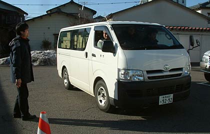 非常食などを載せて燕市役所吉田庁舎から県庁に向かう車