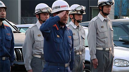 三条市消防本部で緊急消防援助隊新潟県隊2次派遣隊の出発式、敬礼する吉田修一消防署次長