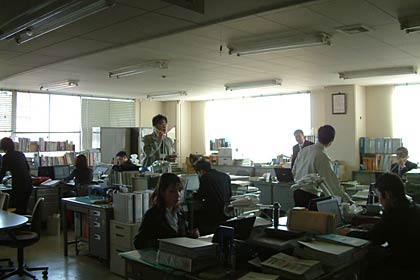 節電で照明を消したため薄暗い三条市役所庁舎