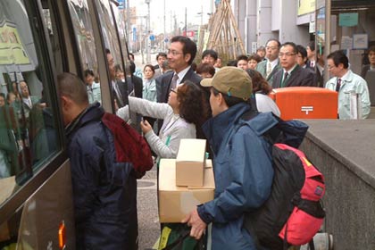 三条市が宮城県名取市へ派遣する職員10人がマイクロバスに乗り込む
