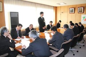 燕市が地震の発生に伴う被災者対策本部を設置、義援金、被災者の受け入れ、節電など今後の対応を会議
