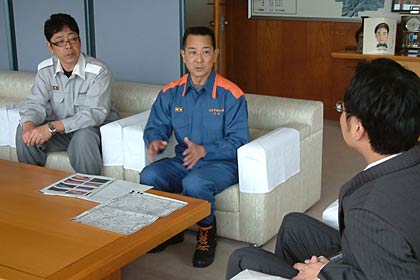 左から外山救急隊長、渡辺次長、国定市長
