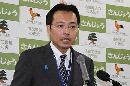 民泊による受け入れの応募を呼びかけた15日の国定三条市長の臨時記者会見