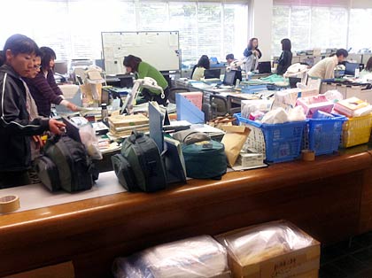 三条市総合福祉センターの避難所開設を準備する三条市の健康づくり課