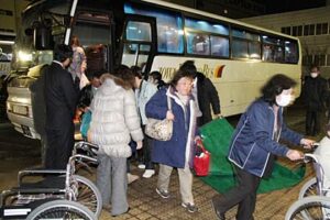 続々と三条市総合福祉センターに到着する福島県南相馬市の避難者が乗るバス