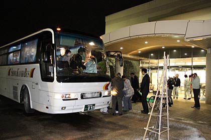 続々と三条市総合福祉センターに到着する福島県南相馬市の避難者が乗るバス