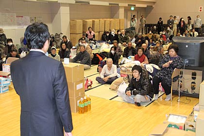 福島県南相馬市の市民に歓迎のあいさつをする国定市長