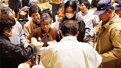 避難者におにぎりや豚汁の提供