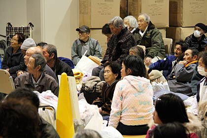 疲れがにじみ不安そうな避難者