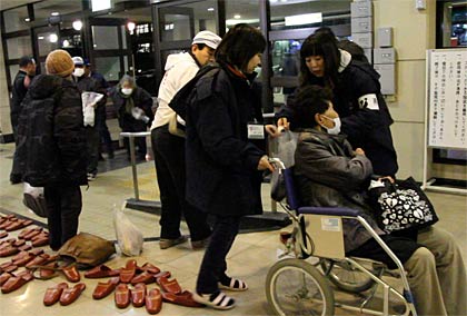 燕市体育センターに到着した福島県南相馬市からの避難者