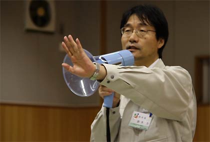 避難者にあいさつし、ねぎらう鈴木力市長