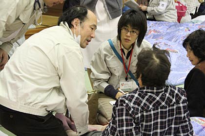 避難者の健康をチェックする燕市なの医師