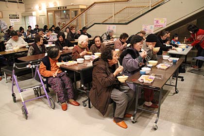 ロビーに集まって食事