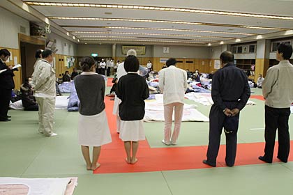 避難者に避難所のスタッフを紹介