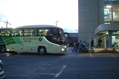 福島県南相馬市の市民が乗るバスが三条市体育文化センターに到着