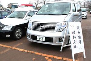 燕署が福島県南相馬市からの団体避難者を受け入れる燕市内2カ所の避難所に独自判断で移動交番を設置