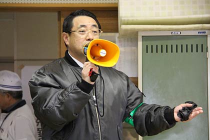 避難者に遠慮無く相談をと呼びかける五十嵐署長