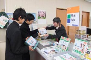 新潟県央工高山岳部の新燃岳噴火災害支援募金に寄せられた善意13万円余りを被災地へ送金