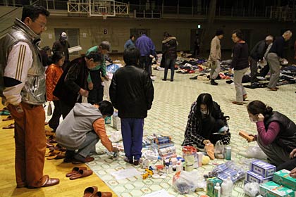 救援物資を選ぶ避難者