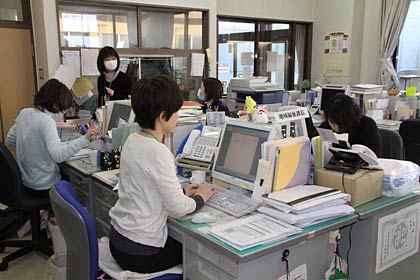 18日、ボランティアを受け付ける燕市社会福祉協議会