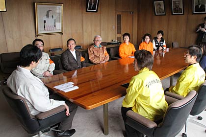 燕市内の避難所で生活する避難者の救援物資に下着180組を寄付した市内4団体