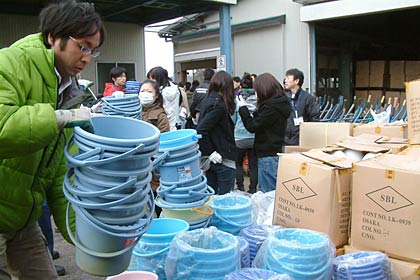 にいがた災害ボランティアネットワークが東日本大震災の被災地、宮城県石巻市へ送る災害復旧資材を三条市栗林地内の倉庫でトラックに積み込む