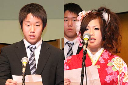 二十歳の決意を述べる小田さん(左)と金山さん(右)