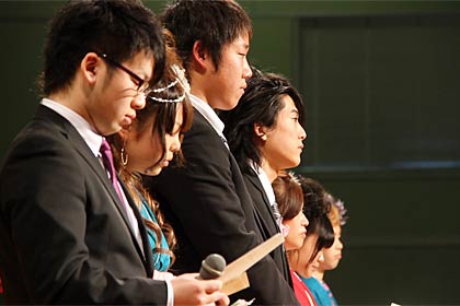 応援のメッセージを読み上げたあと燕市成人式のメッセージソング「笑顔を忘れないで」を聴く ?