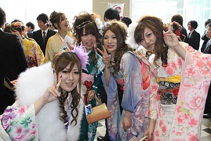 例年と変わらず友人との再会にはじけるはたち