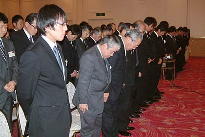 物故会員と東日本大震災の犠牲者に黙とう