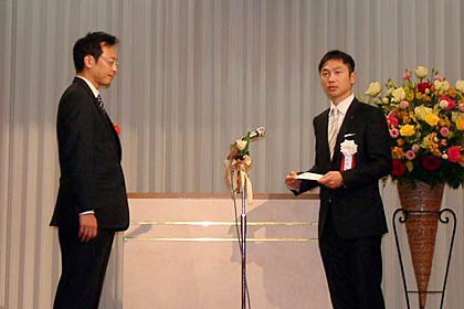 野崎会長から国定市長に義援金の目録贈呈