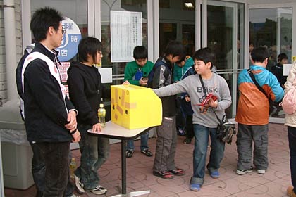 小学生の男の子も次々と寄付