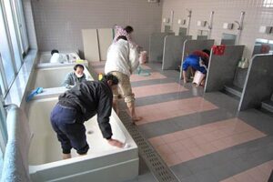 燕・弥彦消防本部防災センターに避難する福島県南相馬市の人たちが自主的に組織づくりをして風呂やトイレの掃除当番を開始