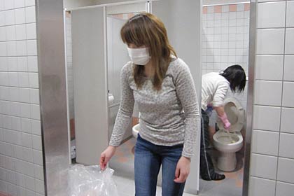 女子トイレの掃除のようす
