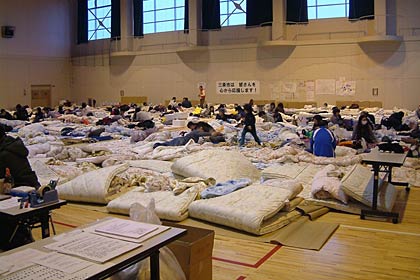 避難所となっている三条市勤労青少年ホーム「ソレイユ三条」