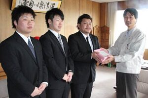 燕市成人式実行委員会が新成人が寄せた義援金約9万円と応援メッセージ約300人分を鈴木市長に届ける