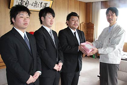 左から成人式実行委員の外山さん、丸山さん、実行委員長の近藤さん、鈴木市長