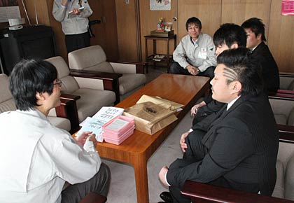 成人式開催のためにともに戦った仲間のように話す鈴木市長と実行委員