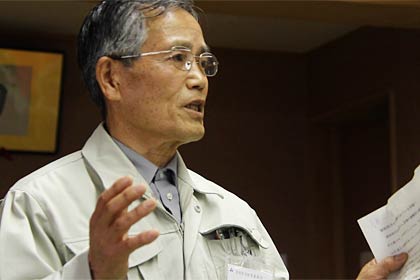 燕市の第2避難所の市民研修館・武道館を訪問し、避難生活を送る市民にあいさつする南相馬市の青木教育長