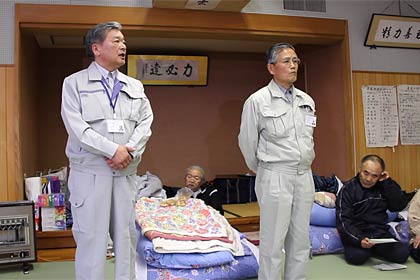 左が鈴木原町区役所長、右が青木教育長