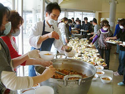 農業体験交流センター「サンファーム三条」でミネストローネをふるまう小松岳史さん