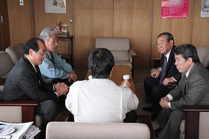燕市に50万円を寄付したて鈴木市長と話す燕市管工事業協同組合の理事ら