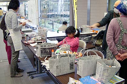 総合福祉センターでエコバッグ作り