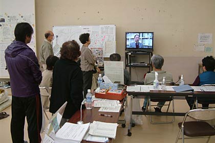 体育文化センターで原発関係のニュースに見入る