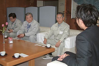 国定三条市長に被災状況を伝え、市民の安全、安心を託す南相馬市の青木教育長ら