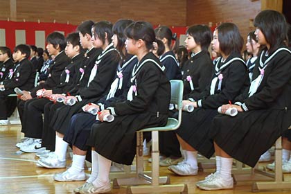 それぞれの新学先の制服で出席した卒業生