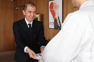鈴木燕市長に街頭募金に寄せられた善意の半分、100万円余りを手渡す落合燕三条JC理事長