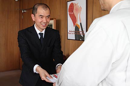 鈴木燕市長に街頭募金に寄せられた善意の半分、100万円余りを手渡す落合燕三条JC理事長