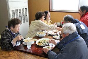 燕市の避難所に避難している人たちをラーメン店へ送迎してラーメンをふるまうサービスがスタート